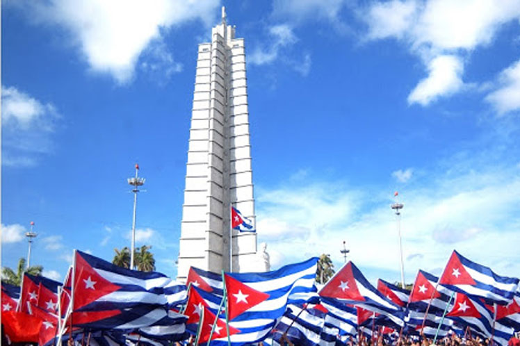 Este 1 d Mayo marcharemos vs el odio, vs quienes pretenden ser los dueños del mundo, vs imperialistas y anexionistas. Mostraremos, como nos pidió <a href="/DiazCanelB/">Miguel Díaz-Canel Bermúdez</a>, la fuerza d la unidad. X la esperanza, x la vida, x ntra Patria y ntro Socialismo, x Martí, x Fidel, x nuestros niños.