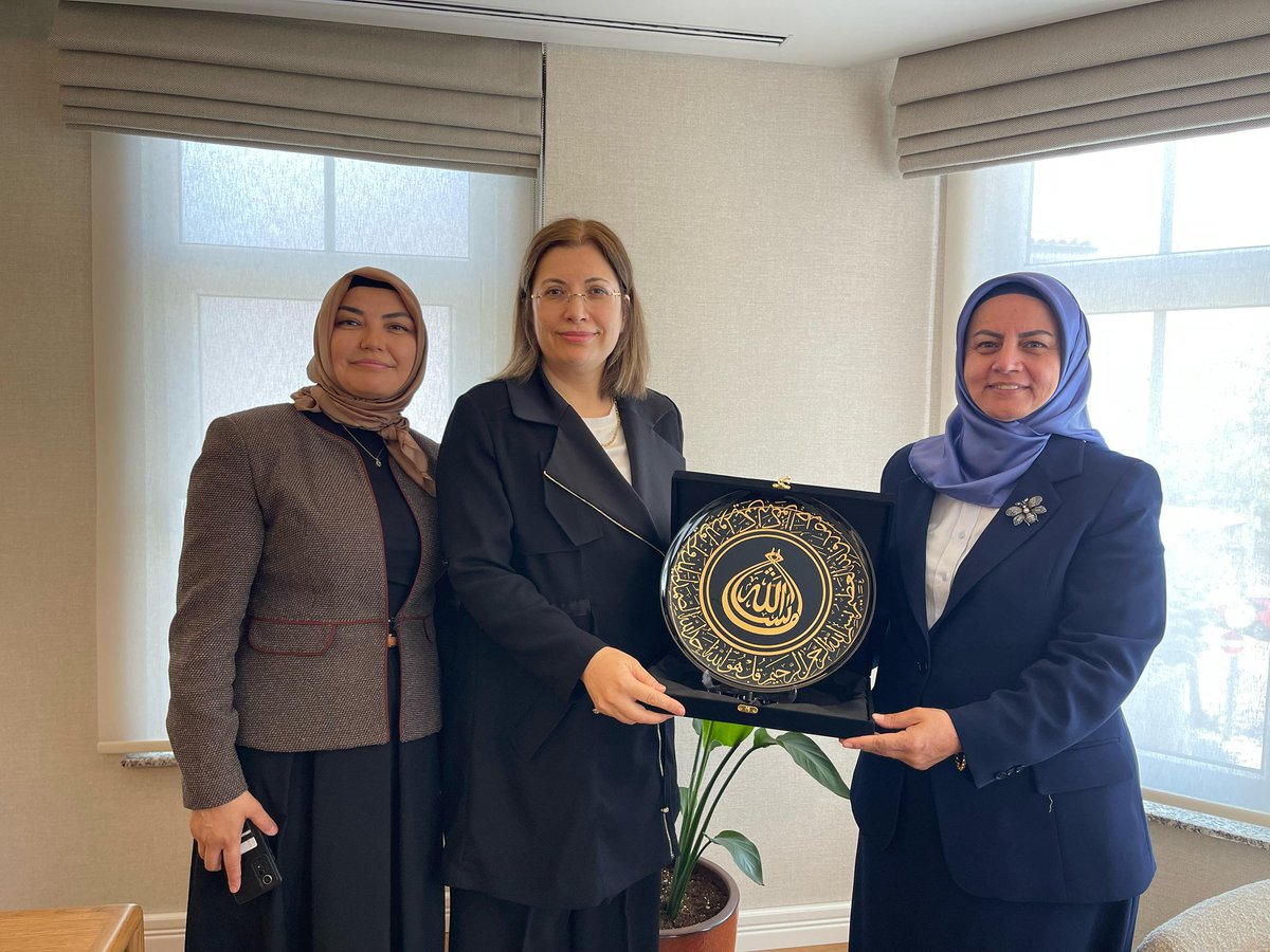 KADEM Yönetim Kurulu Başkanı seçilen Kıymetli Meslektaşım Av.Dr.Canan SARI’yı ziyaret ettik. Misafir perverliğinden ötürü teşekkür ediyor, yeni görevinde başarı ve muvaffakiyet diliyoruz.Canan Sarı, Meryem Fazil Güneş