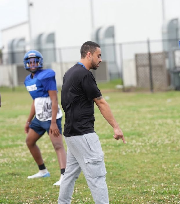 Bruce Hockless (@brucehockless55) on Twitter photo First day back in pads was a solid one💪🏾 <a href="/FB_Sunnyside/">Recruit Sunnyside FB 🏈</a>
<a href="/CoachJayyRedd/">Coach JayyRedd</a>
<a href="/CoachJ_Johnson/">Coach Johnson</a> <a href="/StatZ_G/">Nick StatZ Gradney</a> <a href="/Stewhastweets/">Stewart.Z/Coach Z</a> First day back in pads was a solid one💪🏾 <a href="/FB_Sunnyside/">Recruit Sunnyside FB 🏈</a>
<a href="/CoachJayyRedd/">Coach JayyRedd</a>
<a href="/CoachJ_Johnson/">Coach Johnson</a> <a href="/StatZ_G/">Nick StatZ Gradney</a> <a href="/Stewhastweets/">Stewart.Z/Coach Z</a>