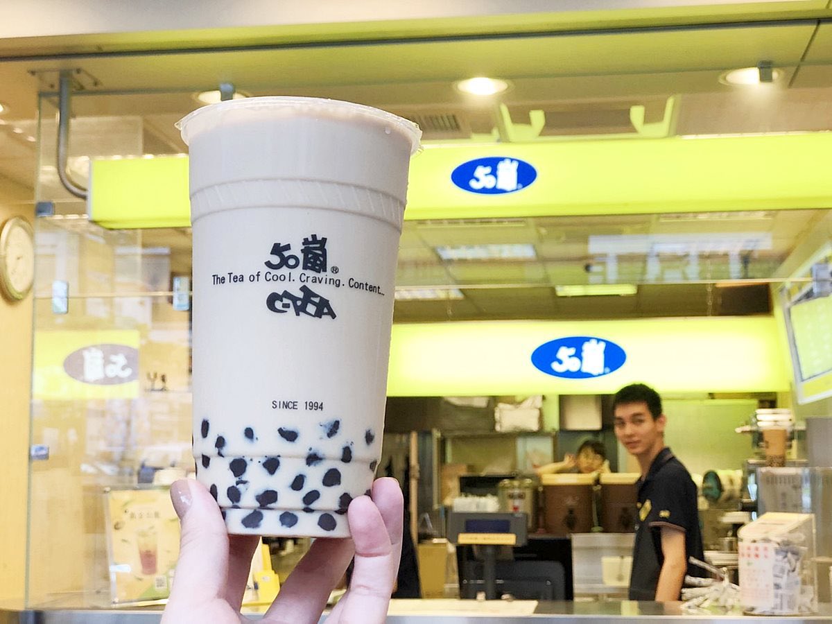¿Conocés la bebida nacional de Taiwán, el bubble tea🧋🇹🇼?

Es un té negro con leche y bolitas de tapioca, ¡riquísimo! 🤤 En Taiwán se toma muchísimo (como el tereré acá), y las calles están llenas de negocios que lo venden.

¡Feliz martes! 🧋🧋🧋🧋🧋