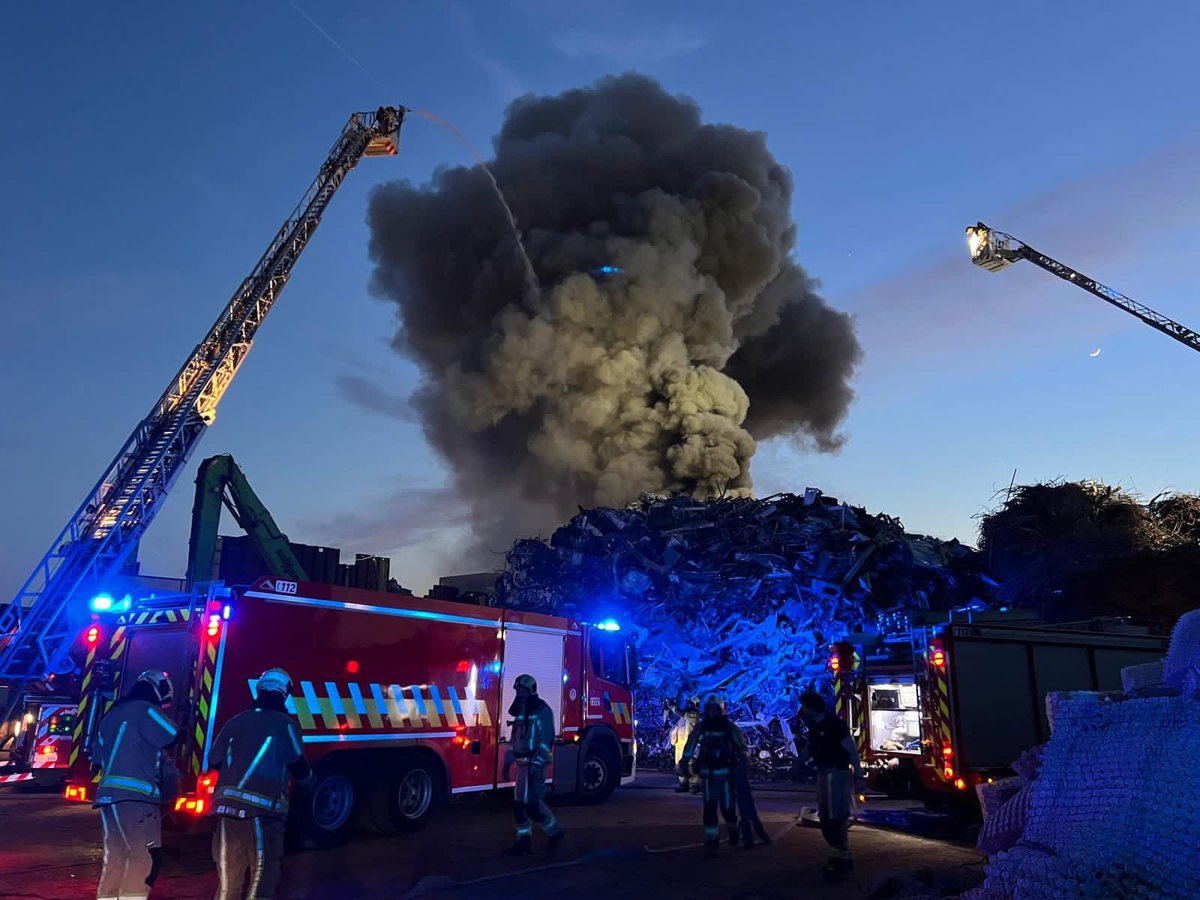 ‼️ Important dégagement de fumée suite à un incendie dans une entreprise de recyclage de métaux ⚠️

📢Conseil aux riverains : fermez portes/fenêtres et coupez les systèmes de ventilation par mesure de précaution.

📍Secteurs concernés :Bruxelles et Schaerbeek côté Allée Verte,