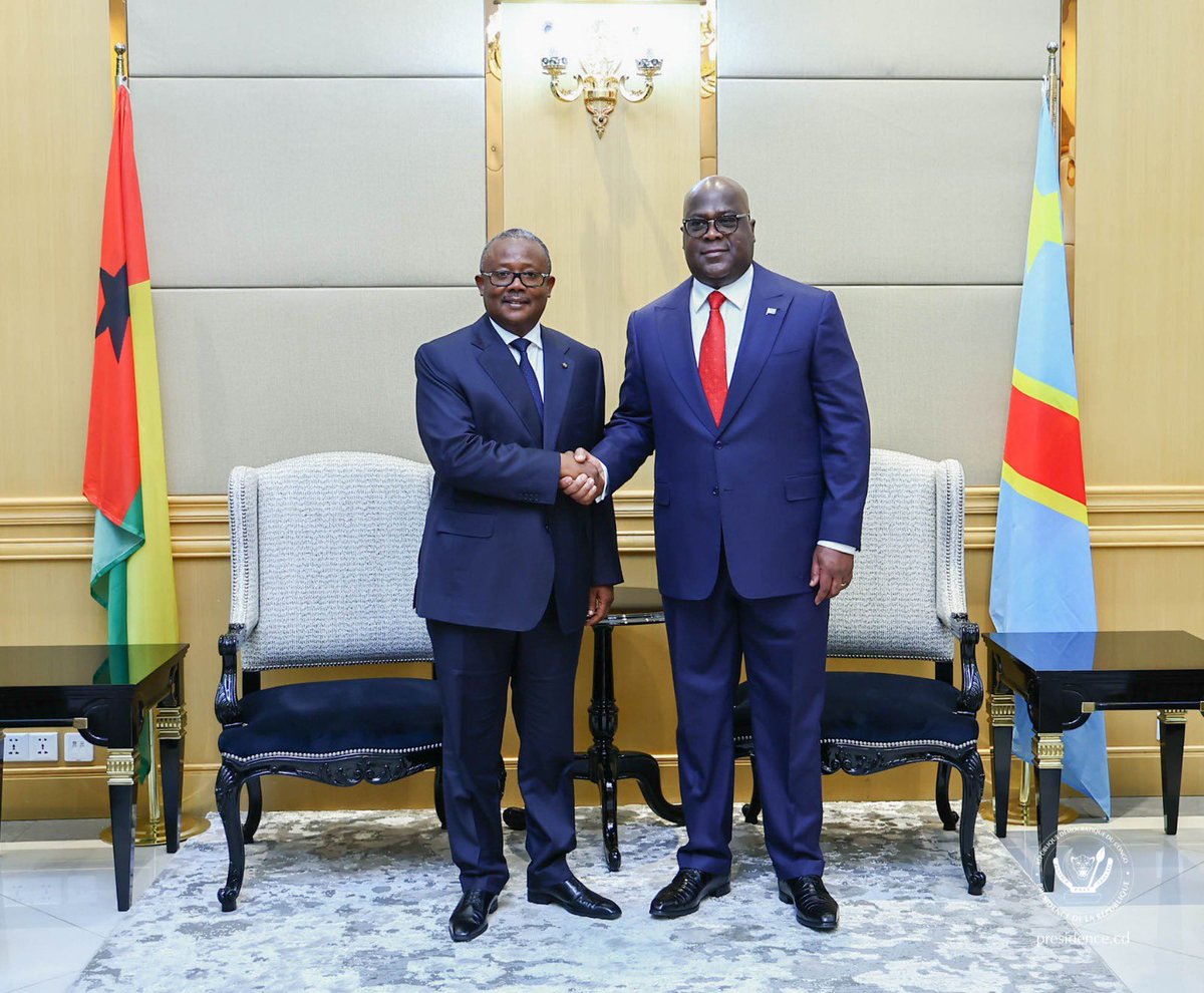Presidence_RDC's tweet photo. Arrivé ce mardi 29 avril à Kinshasa, le Président de la République de Guinée Bissau Umaro Sissoco Embalo effectue une visite de travail de 48 heures en République Démocratique du Congo (RDC).

Accueilli à l’aéroport international de N’djili par la Première ministre Judith Suminwa, le Président de la République de Guinée Bissau Umaro Sissoco Embalo s'est directement rendu au Palais de la Nation où son homologue Félix Antoine Tshisekedi Tshilombo l’attendait sur le perron.
https://t.co/EDlH2U9ab2