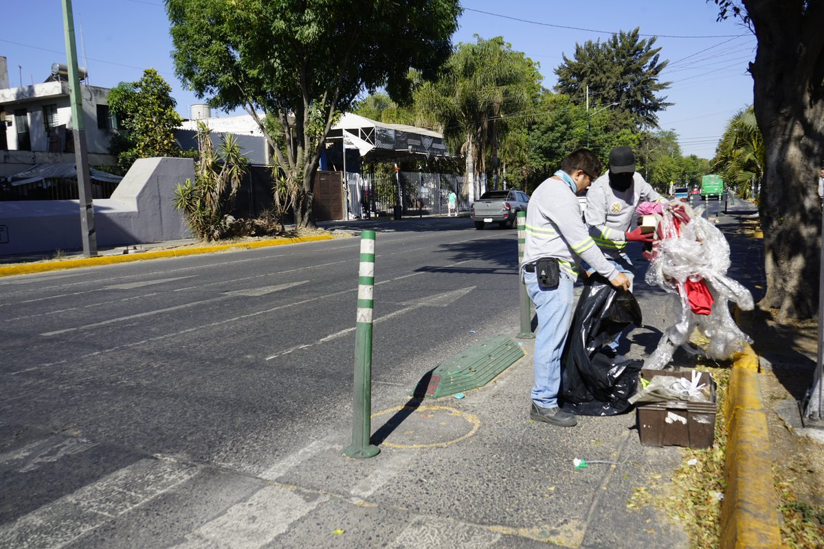 Javier Mina es una de las ciclovías más recientes y que tiene alta demanda de ciclistas, esta semana realizamos una limpieza en sus 7 kilómetros para que puedas realizar tus viajes de manera segura.  #LimpiezaCiclovíasAMG 🚴‍♀️🧹