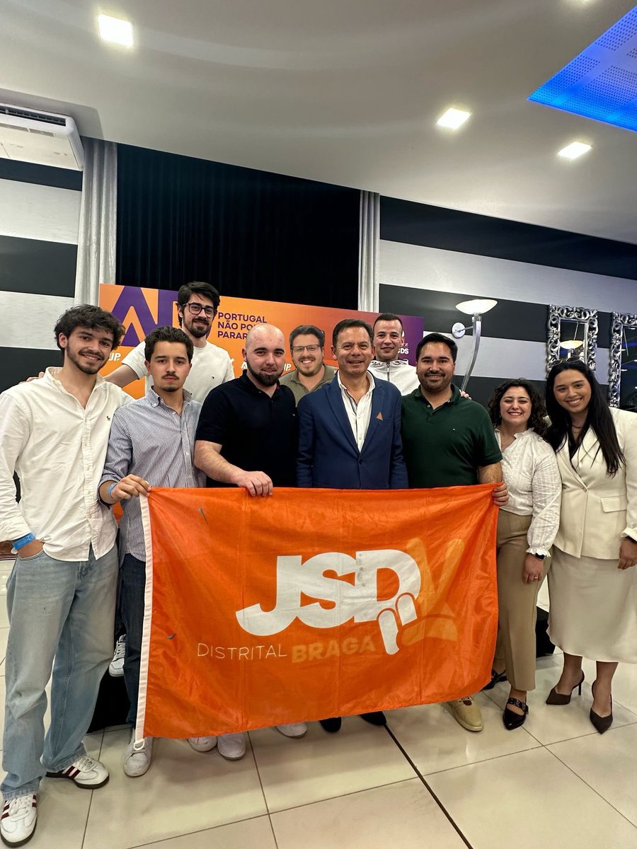 Distrital_Braga's tweet photo. Almoço da Juventude ✌️🟠🔵

No passado domingo, dia 27 de Abril, estivemos em Leiria num grande Almoço da Juventude com o nosso Primeiro-Ministro, Luís Montenegro. 🇵🇹

Este almoço marcou o pontapé de saída para uma campanha que queremos ver terminar com a vitória da AD. https://t.co/XX7h0mR9Hc