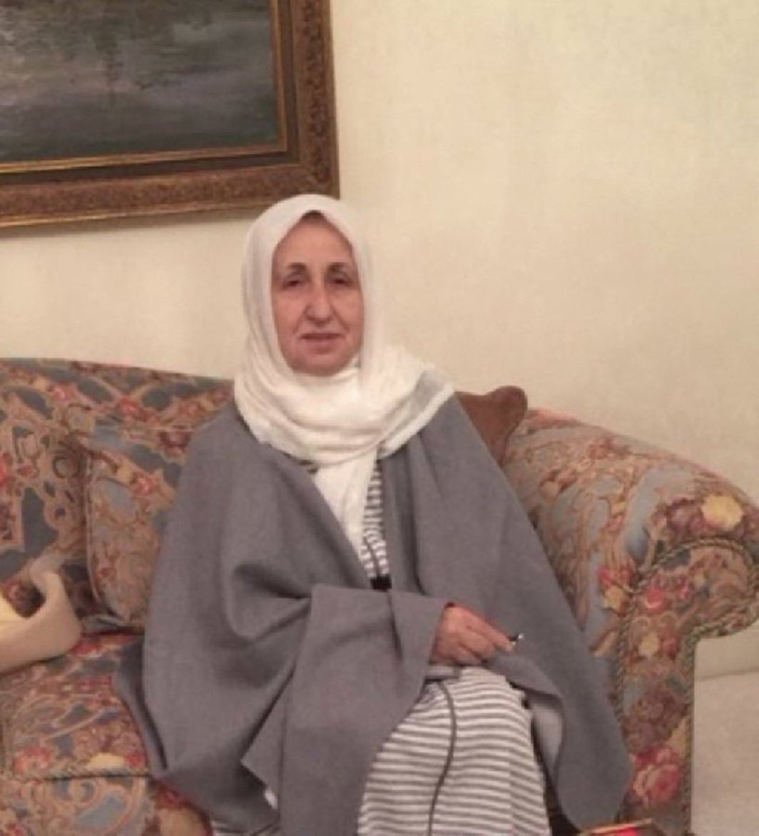 Gücünüzü, 79 yaşında yürümekte zorlandığı için tekerlekli sandalye kullanmak zorunda kalan hasta Melek İpek’i cezaevinde tutarak göstermenize gerek yok, anladık feci güçlüsünüz. Dinsiz, imansız, insafsız olduğunuzu da anladık; şimdi bırakın yaşlı kadını son demini evinde sürsün.
