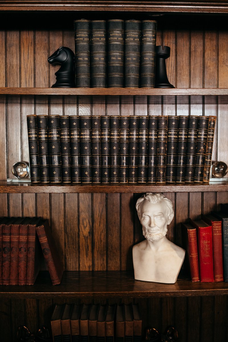 StonehurstManor's tweet image. Enjoy a spring evening at the Library Lounge in Stonehurst Manor! 🌸🥂 Sip a classic cocktail and embrace the joy of good company. What’s your favorite way to celebrate spring? Reserve your spot now! #LibraryLounge #SpringEvenings #StonehurstManorMoments
