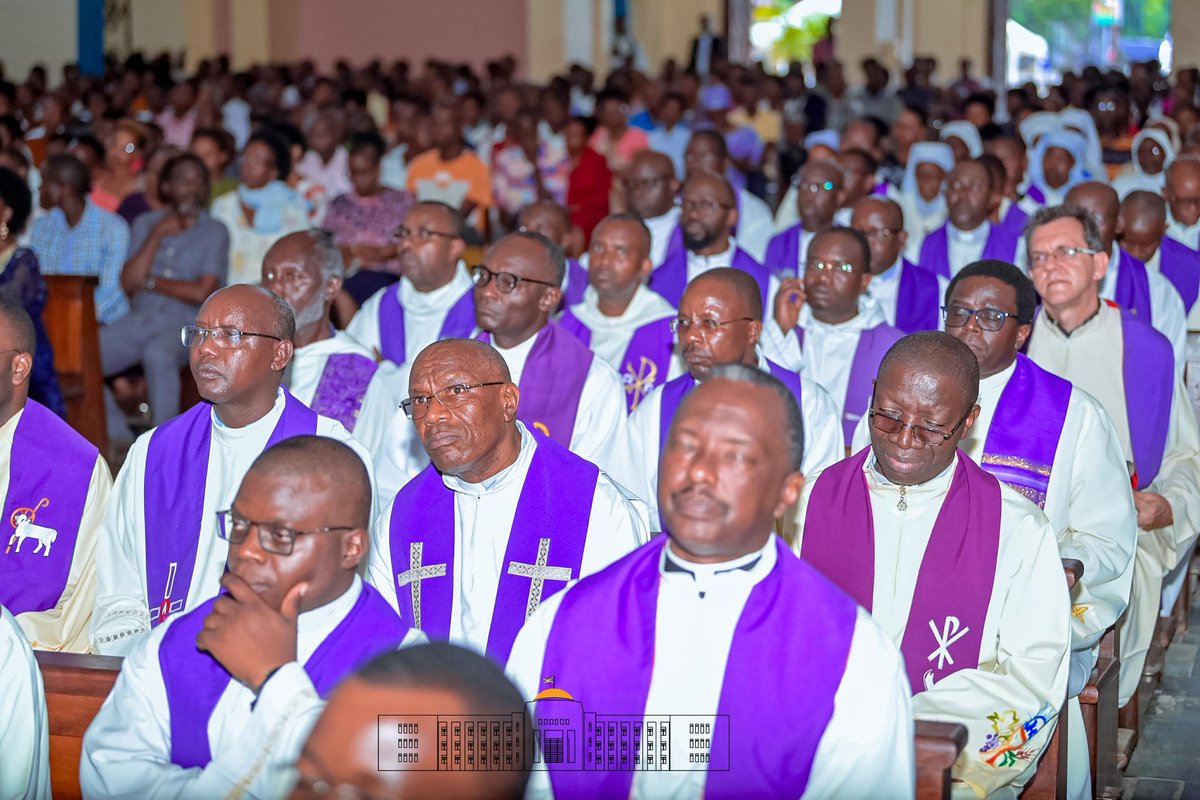 Ntare Rushatsi House (@ntarehouse) on Twitter photo Messe en mémoire du Très Saint-Père, qu'a rehaussée de sa présence SE <a href="/GeneralNeva/">SE Evariste Ndayishimiye</a>. Le Nonce apostolique a salué un Pape que "Dieu a placé dans la bonne place au bon moment de l'histoire", chantre de la "fraternité universelle", dont "les actions parlaient plus fort que les mots" Messe en mémoire du Très Saint-Père, qu'a rehaussée de sa présence SE <a href="/GeneralNeva/">SE Evariste Ndayishimiye</a>. Le Nonce apostolique a salué un Pape que "Dieu a placé dans la bonne place au bon moment de l'histoire", chantre de la "fraternité universelle", dont "les actions parlaient plus fort que les mots"