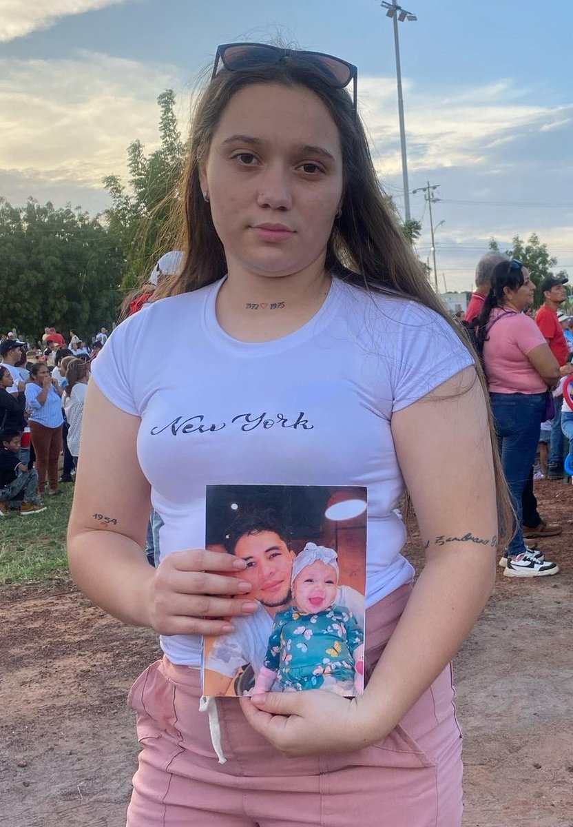 🚨HOY LA MAMÁ DE MAIKELYS
Y todos los venezolanos que tenemos hijos exigimos a ese imperio desvergonzado devuelva de manera inmediata esta bebé a sus padres y que cese en su intento de perseguir y destruir  a familias venezolanas inmigrantes.
#FreeMaikelysEspinoza✊