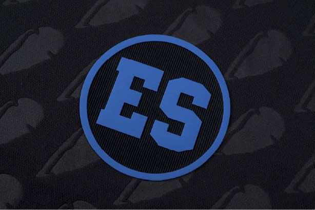 Umbro y La Federación Salvadoreña de Fútbol se enorgullece en presentar el nuevo tercer uniforme de juego 2025 y la camiseta prematch oficial, dos piezas que celebran la historia,
naturaleza y esencia del pueblo salvadoreño a través del diseño y el simbolismo.

La nueva tercera