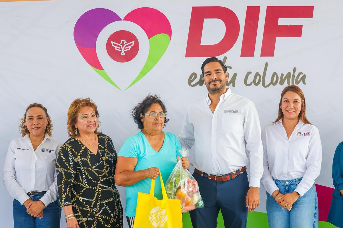 ReynosaGobierno's tweet photo. El Alcalde @carlospenaortiz llevó la Brigada “@DIF_Reynosatm en tu Colonia” a las familias de la col. La Cima, acercando servicios médicos, dentales, cortes de cabello y más.

¡Reafirmamos el compromiso con la salud y bienestar de las y los reynosenses!#GobiernoMunicipalDeReynosa https://t.co/wF1ChZvlZB