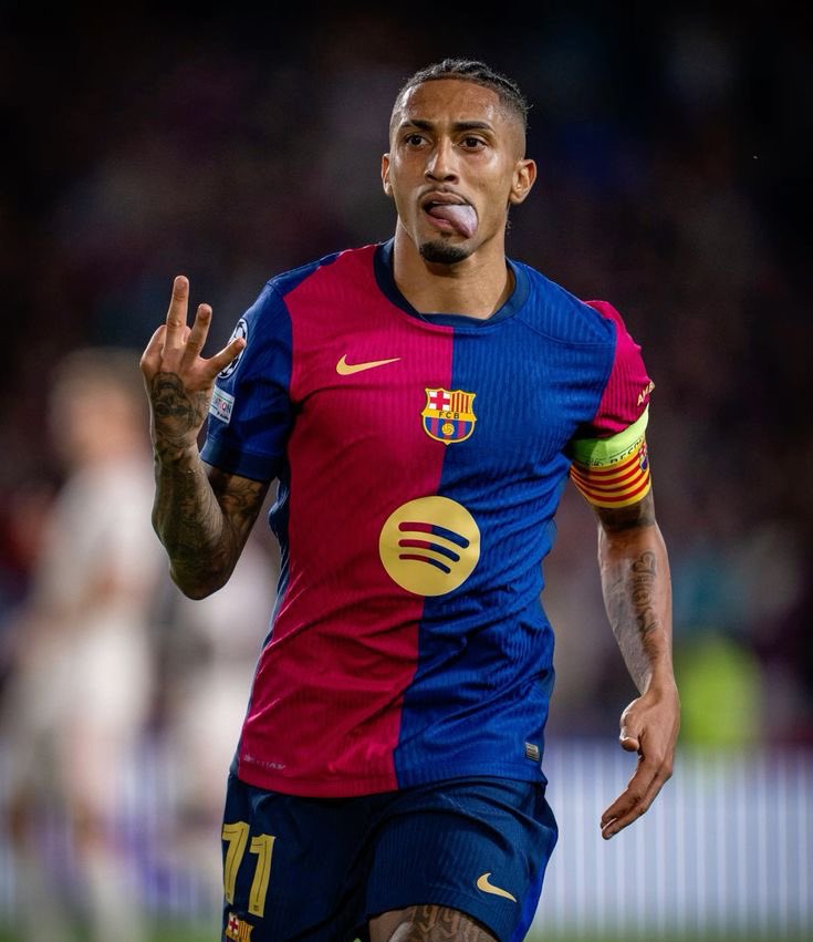 Mlk, se alguém chegasse em mim em 2022 e falasse que o Raphinha e o Dembele no futuro iriam disputar uma bola de ouro, eu ia rir pra caralho. 

Futebol é muito louco.