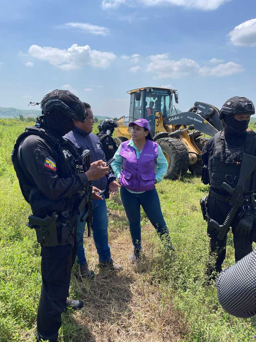 AsentamientosEc's tweet photo. Funcionarios de esta entidad en coordinación con Policía Nacional, Fuerzas Armadas y GAD Municipal del cantón Guayaquil, ejecutaron un operativo de control al noroeste de la ciudad, recuperando un área total de 19,54 hectáreas.

#ElNuevoEcuador https://t.co/QaEcgUyPZQ