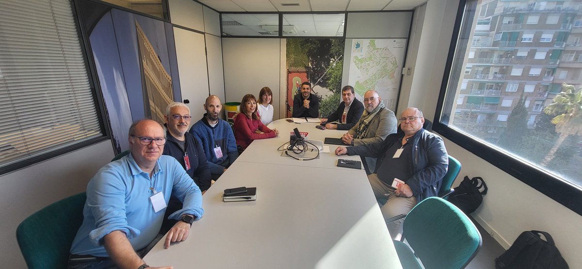 SemUgtCatalunya's tweet photo. Ens hem reunit amb @LHAjuntament per trobar solucions als problemes de mobilitat que tindran els professionals del @semgencat en la nova seu a L'H.   Agraïm la predisposició i col·laboració del tinent alcalde David Gómez i el suport de @ugtlh @NicolasCortesR @piera_jordi https://t.co/FbHgmfiPji