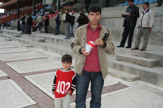 BU ÇOCUK ŞİMDİ BAŞARILI BİR AT SAHİBİ 

Yine zaman yolculuğumuzda babası BEŞİR KAYA ‘nın yanında olan İBRAHİM KAYA şimdi kocaman bir delikanlı olduğu gibi iyi bir at sahibi olma yolunda emin adımlarla ilerliyor