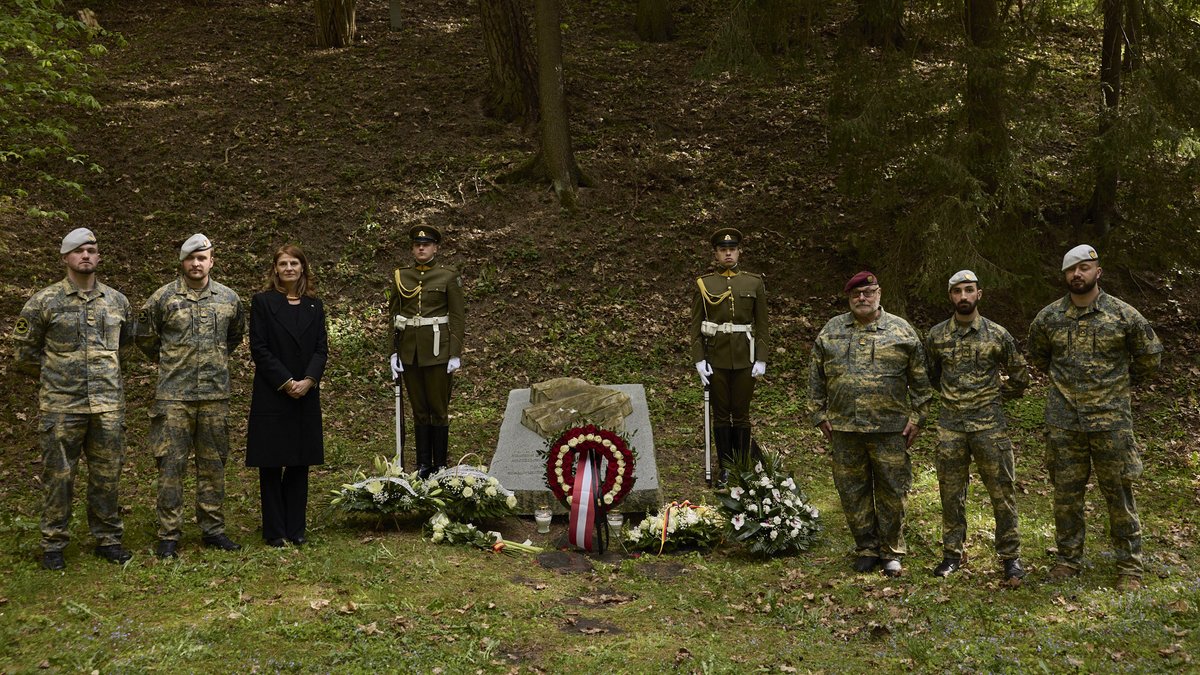 AustriainLT's tweet photo. Wreath-laying ceremony today at Antakalnis Cemetery, honouring #AntonSchmid, Righteous Among the Nations, who lost his life for saving hundreds of Lithuanian Jews in 1941/42. Thanks to 🇱🇹&amp;🇦🇹 military and diplomatic corps for jointly paying tribute 🙏 https://t.co/EYJx4Ns38j
