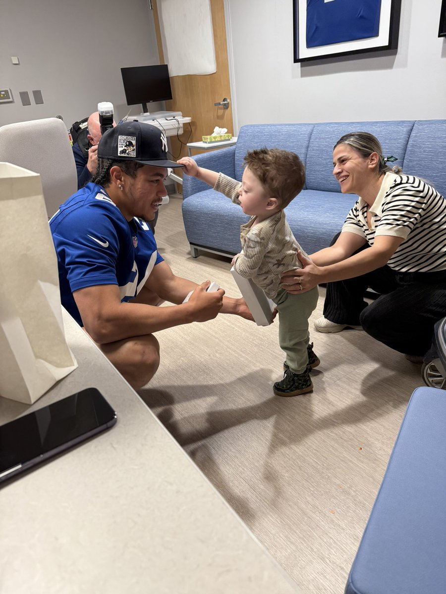 MLFootball's tweet photo. EXCLUSIVE: #Giants safety Dane Belton visited Hackensack Hospital to hand out iPads to children who have cancer and spend time them.

❤️❤️❤️

Look at these kids' heartwarming reactions to Dane’s gifts and time with them. 

Truly remarkable from Dane.

HEARTWARMING. https://t.co/X8Qp4Tb4Lt