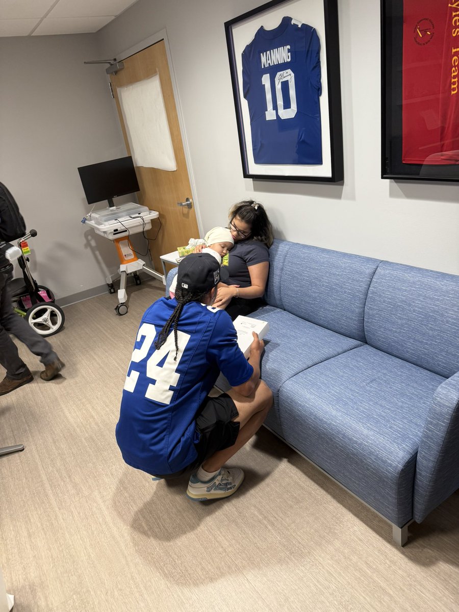 MLFootball's tweet photo. EXCLUSIVE: #Giants safety Dane Belton visited Hackensack Hospital to hand out iPads to children who have cancer and spend time them.

❤️❤️❤️

Look at these kids' heartwarming reactions to Dane’s gifts and time with them. 

Truly remarkable from Dane.

HEARTWARMING. https://t.co/X8Qp4Tb4Lt