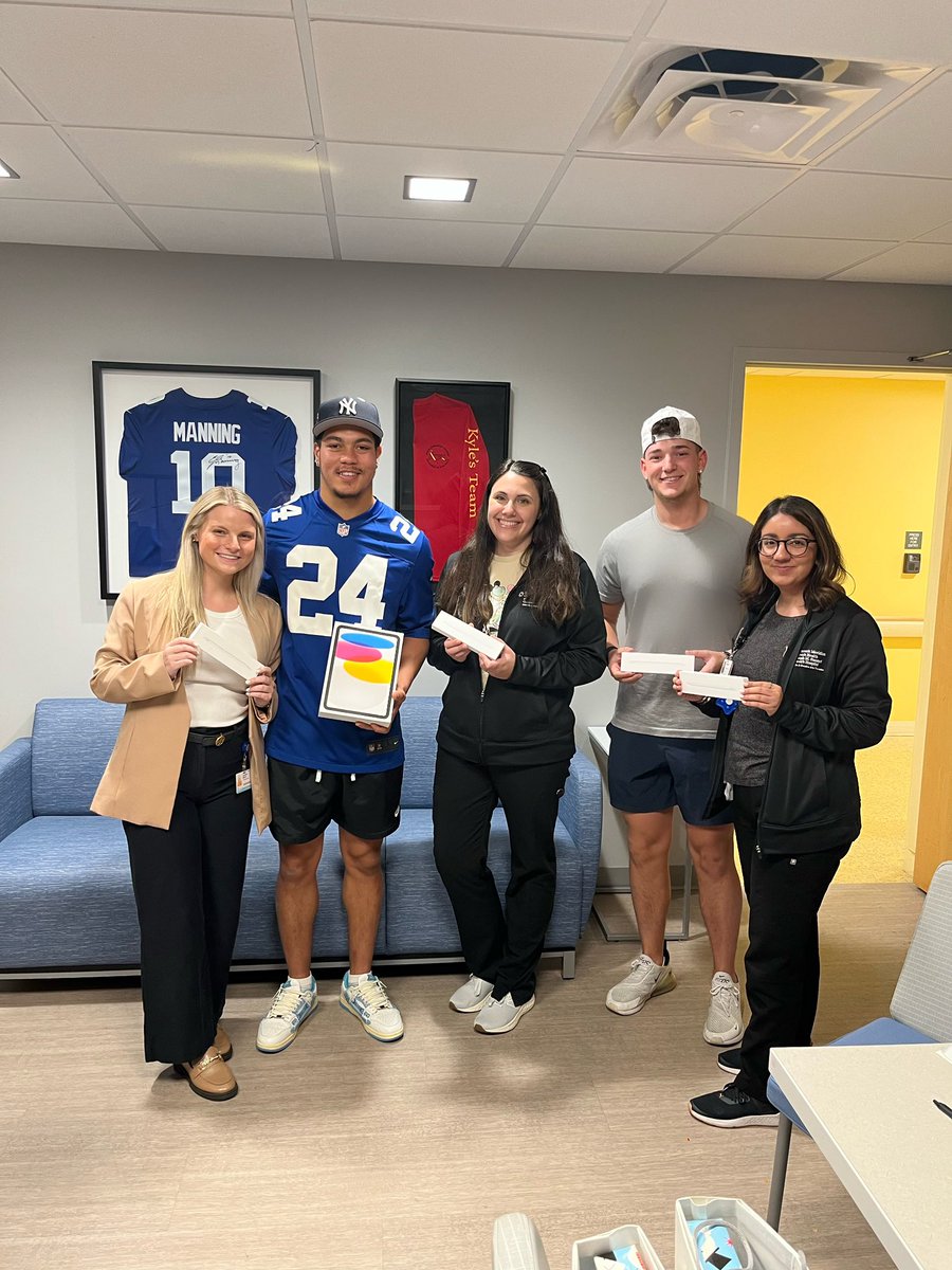 MLFootball's tweet photo. EXCLUSIVE: #Giants safety Dane Belton visited Hackensack Hospital to hand out iPads to children who have cancer and spend time them.

❤️❤️❤️

Look at these kids' heartwarming reactions to Dane’s gifts and time with them. 

Truly remarkable from Dane.

HEARTWARMING. https://t.co/X8Qp4Tb4Lt