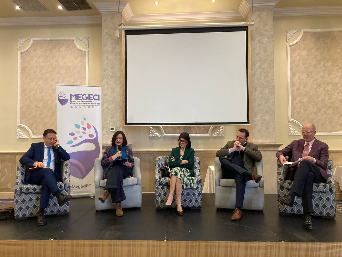 onumujeresEcu's tweet image. #TeLoContamos | Junto a la @MEGECIEcuador  analizamos los desafíos del nuevo paradigma de la cooperación internacional y su impacto en la igualdad de género. 🇨🇱 Carola Muñoz, @ChileenEcuador copresidenta de la #MEGECIEc, advirtió sobre los riesgos para los avances logrados.