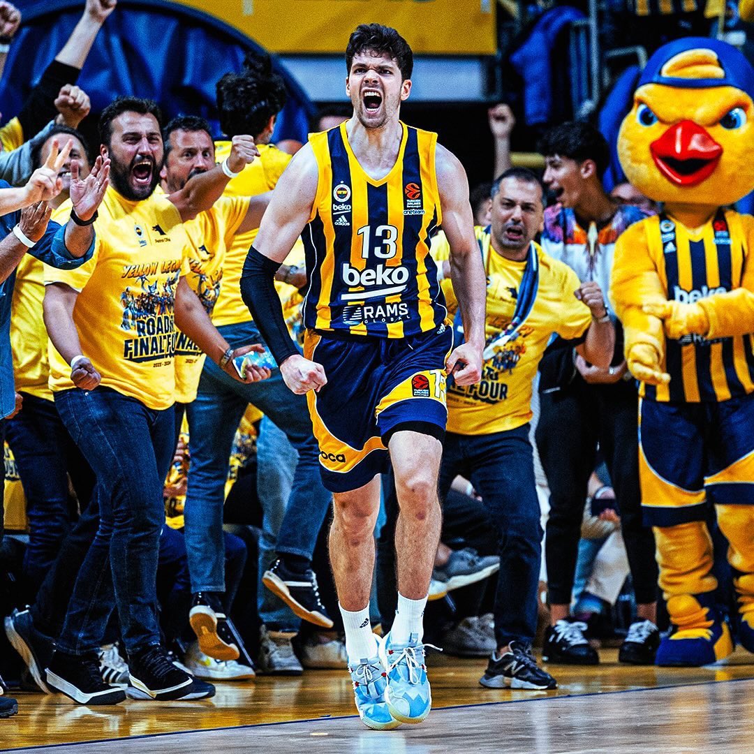 13 numaranın yeri bizde çok ayrı. Tarık Biberovic bugün Bogdanovic’in veliahtı olmanın yanı sıra karakter koyup kendi adını altın harflerle yazıyor. Özkaynakbahçe Final Four’da da gerekeni yapıp o kupayı yeniden getirecek! Fenerbahçe, Paris’i süpürerek Final Four’da! 🧹 💛💙