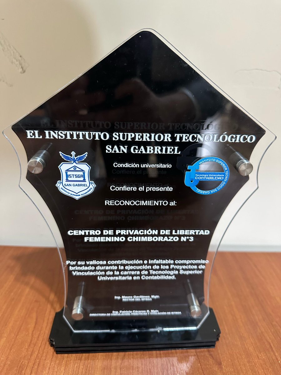 SNAI_Ec's tweet photo. #SNAI | #Chimborazo
#Zona3 | El I.T.S. 'San Gabriel' entregó una placa de reconocimiento al @SNAI_Ec por trabajar en los proyectos de vinculación con la sociedad. Esto en razón de que los alumnos del instituto realizaron prácticas preprofesionales en el #CPLChimborazo N.°3. https://t.co/8aWsPPb6kK