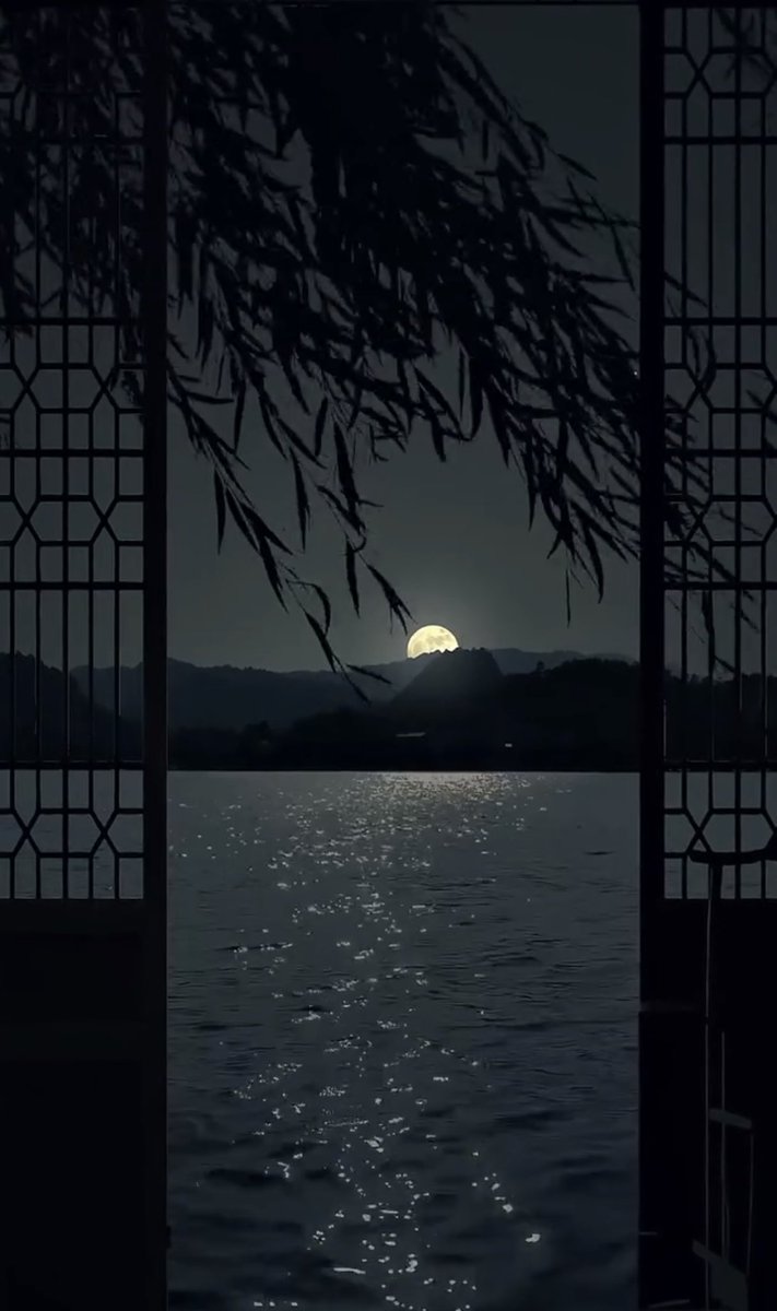 Bazen sessiz,
bazen sonsuz… 
İyi geceler ☕️💫