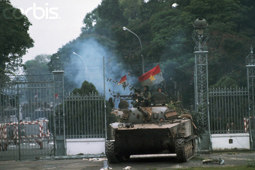 50YearsAgoLive's tweet image. It’s noon on 30 April in Saigon. The North Vietnamese Army has almost completely taken the city. 

A lone PAVN tank crashes through the gates of the Presidential Palace and its crew raises the flag of the Viet Cong over the building. 

The Vietnam War is over.