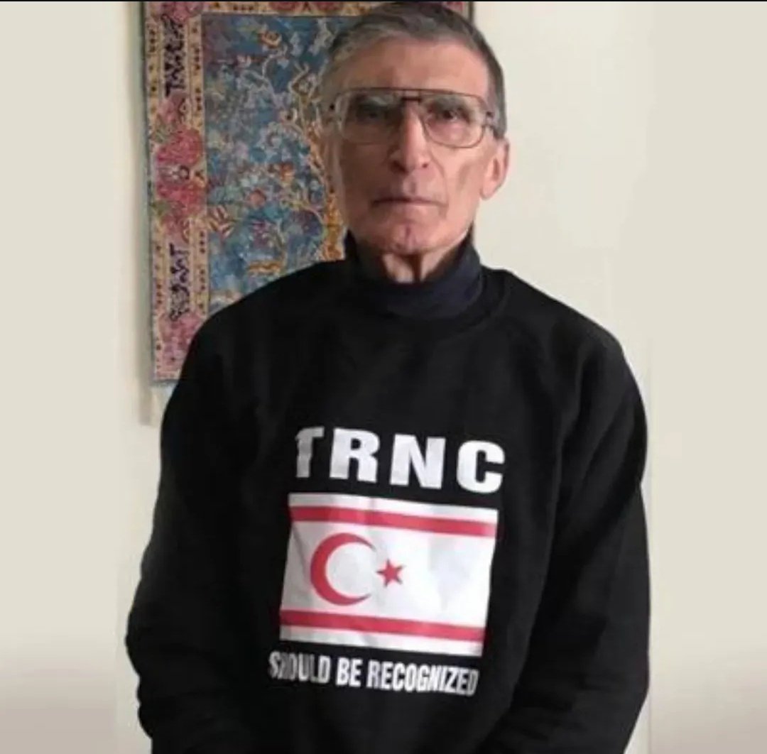 Nobel ödüllü bilim adamı Aziz Sancar, İngilizce "Kıbrıs Tanınmalı" yazılı tişört giydi.