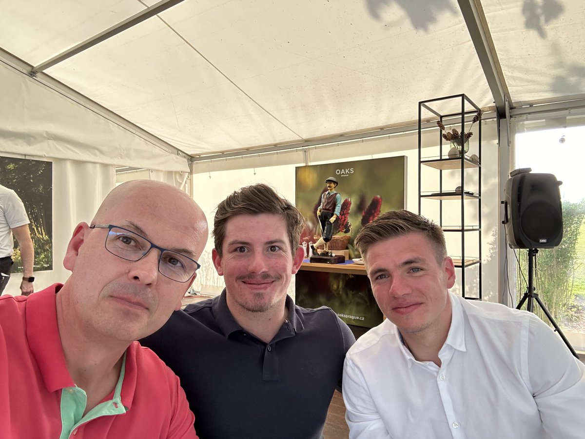 MatulaMilos's tweet photo. Těžší než jsem si myslel. Žiji Kometou, ale kamarádím s P. Dědkem a mám ho rád. Na jeho 50tinach super pokec s Mandim a R. Willem. Super kluci. Když sem viděl Mandiho plakat..těžký. Jsem ale štastnej za Kometu, za Kamila, za miláčka Petera co konečně vyhrál titul..❤️❤️nádhera https://t.co/fXqk0kkXW8
