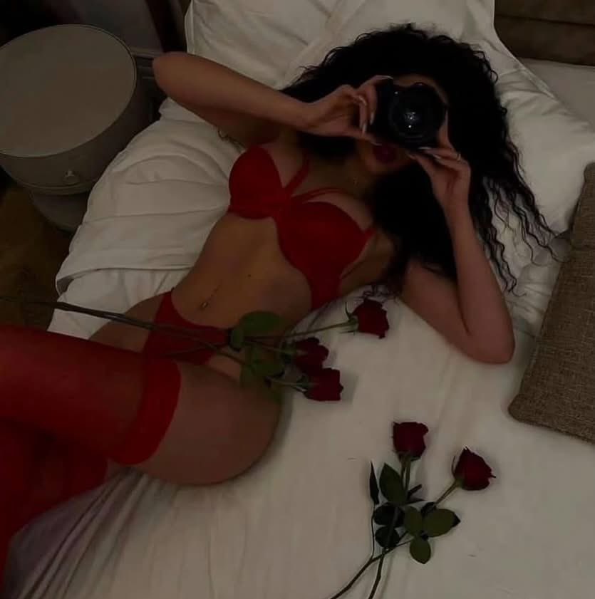 No necesito buscar otro hombre, o como dicen por ahí: “sacar un clavo con otro”.  Los grandes amores de mi vida vinieron sin previo aviso, sin buscarlos ellos me encontraron a mí. 

Elizabeth Sánchez.