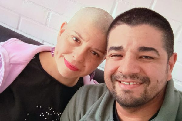 Vecina de Colina lucha contra agresivo cáncer y necesita ayuda para costear costoso tratamiento.
Mariana Castro, funcionaria de Prodemu, padece cáncer de mama triple negativo en etapa 3.
chicureohoy.cl/actualidad/vec…