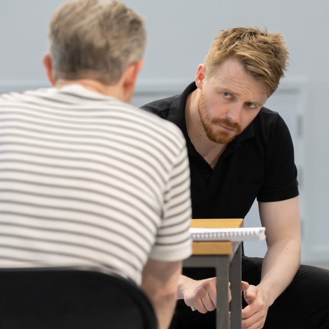 MartinFreemanMx's tweet image. "#MartinFreeman👱🏻‍♂️✨🇬🇧💖🔥 and Jack Lowden in rehearsals for #TheFifthStep @sohoplace which will open in 2 weeks 🥰
 Posted on 26 April 2025
instagram.com/p/DI_Lzqnodhl/…