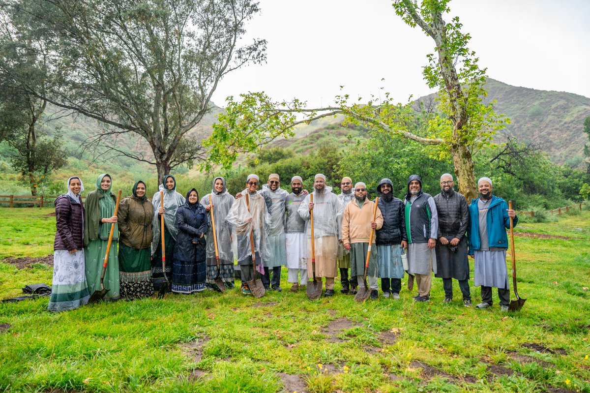 Bohras_USA's tweet photo. This #ArborDay, the @Dawoodi_Bohras of #LosAngeles and #OrangeCounty took action with @CalVolunteers and other community partners for their second #CommunityClimateActionDay.
Through the cold and rain, they planted 30 trees at O'Melveny Park in honor of #EarthMonth—digging deep to preserve nature, purify the air, and build climate resilience.🌳