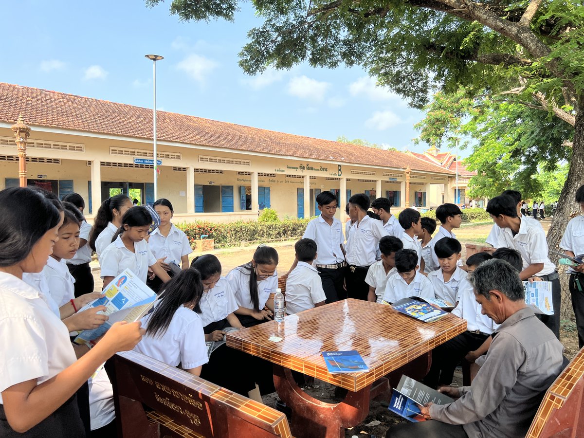 The ECCC Mobile Resource Centre is at Hun Sen Sompov Poun High School! 📚✨ Students and teachers are learning about the Khmer Rouge trials. #ECCC #Justice #Education

#ECCC #KhmerRouge #Justice #Education #PeaceBuilding #YourBus #Peace #Archives #TranstionalJustice