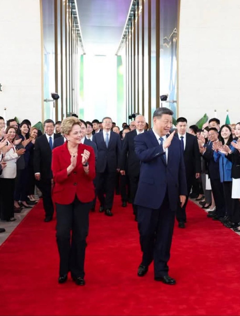 “A vida quer da gente é coragem”, a citação de Guimarães Rosa remete à <a href="/dilmabr/">Dilma Rousseff</a> .
A imagem de hoje, em que caminha ao lado de Xi Jinping, Presidente da República Popular da China, é mais um marco em sua biografia extraordinária. Sua coragem e dignidade seguem orgulhando o Brasil.