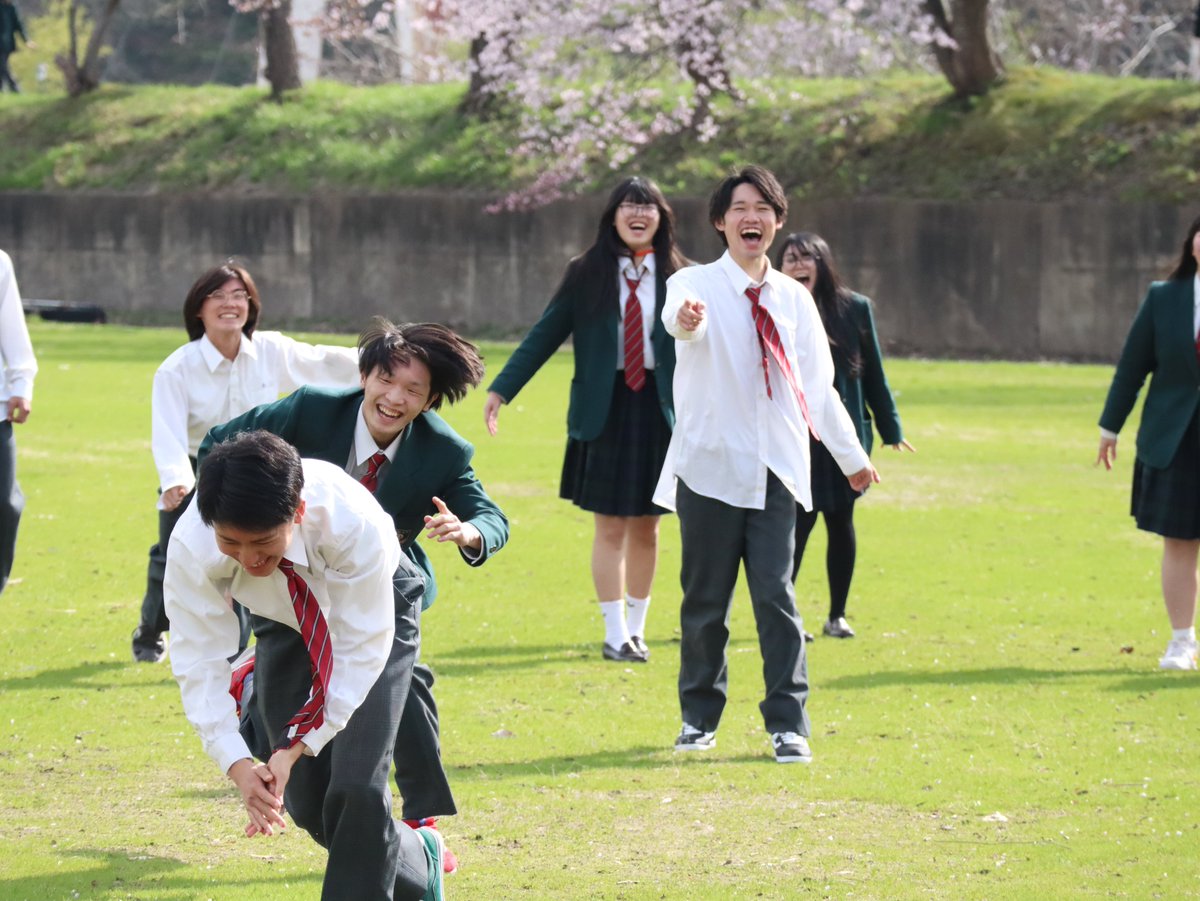 OguniHS's tweet photo. 今日のホームルーム活動は全校生徒でお花見
今日もみんな元気
#東北 #山形 #小国 #oguni #春 #桜 #花見 #小国高校 #放課後 #小規模校 #田舎 #暮らし #田舎暮らし #高校生 #留学 #地域みらい留学 #白い森 #自然 #団子 #クレープ #寮 #下宿 #楽しい #学校生活 #高校生活 https://t.co/AwKiO9x3fY