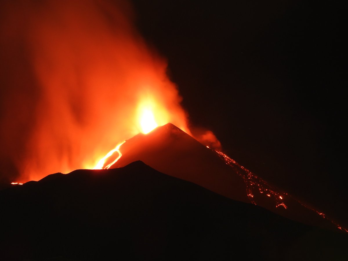 The 11th eruptive episode at #Etna's Southeast Crater since 15 March started at midnight (local time) on 30 April 2025. It produced two lava flows, on the southeastern and southern flanks and was more intense than its predecessors.