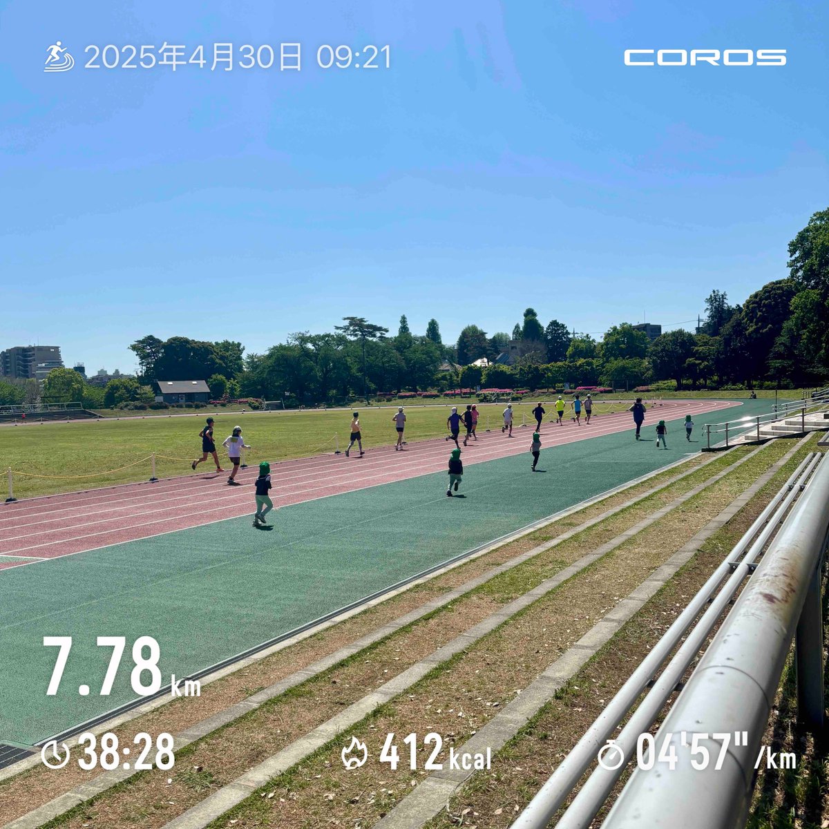 _kzkiyo's tweet photo. インターバル走☀️1000m×3本r3分
初の和田堀公園の済美山運動場にて！
1本目後にシューズをチェンジ。近くの保育園の子たちがよ〜いドン！と外周を走っていたのが最高でした！自分の娘もここの保育園に入れたいです笑 https://t.co/KNL6gee3Ot