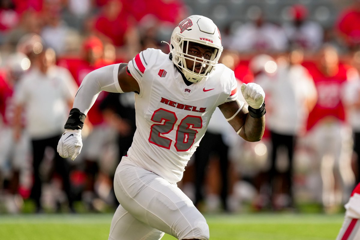 Congrats to the Academic Career Breakthrough Award winners - Zoë Solis (Cheer) and Ose Egbase (<a href="/unlvfootball/">UNLV Football</a> ) 🏆