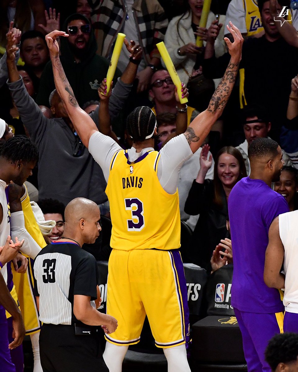 جاني بذكريات سناب : في مثل هذا اليوم من عام ٢٠٢٣ كنت أحتفل بأهلنا بفضل أعظم لاعب لليكرز آخر السنوات أنثوني ديفيز 🤍 النجم الذي استطاع حمل فريق متهالك بمدرب فاشل لنهائي القسم الغربي
RIP lakers.
