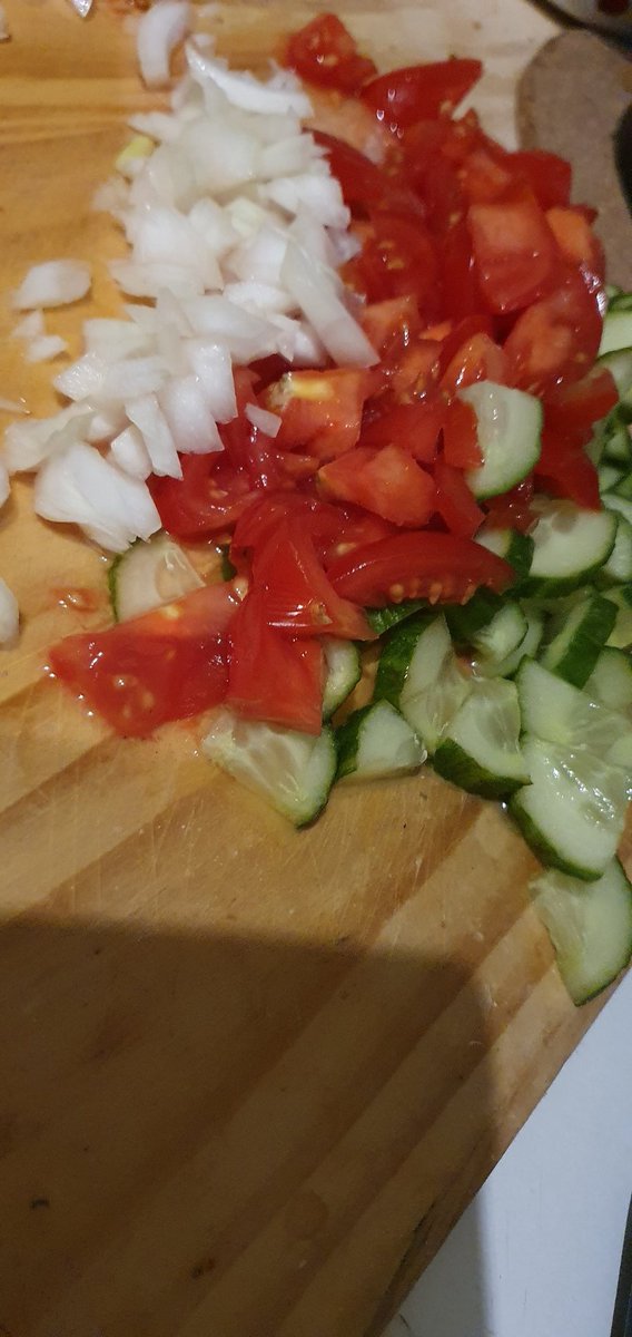 BenjaminvdWerf's tweet photo. gebratener #Reis #Salat #Gurke #Tomate #Zwiebel #Bratreis #Spargelsoße #Kartoffelstreifen #Pommes https://t.co/FoG0MVPnRV