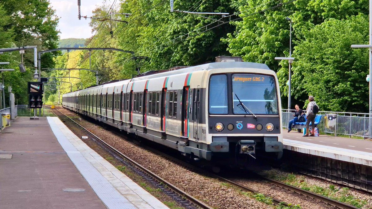 NIdfm's tweet photo. Le RER B et ses MI79/84 au sein de la vallée de Chevreuse.
#RERB #RATP #MI79 #MI84 #IDFM https://t.co/1Q618FPFiD
