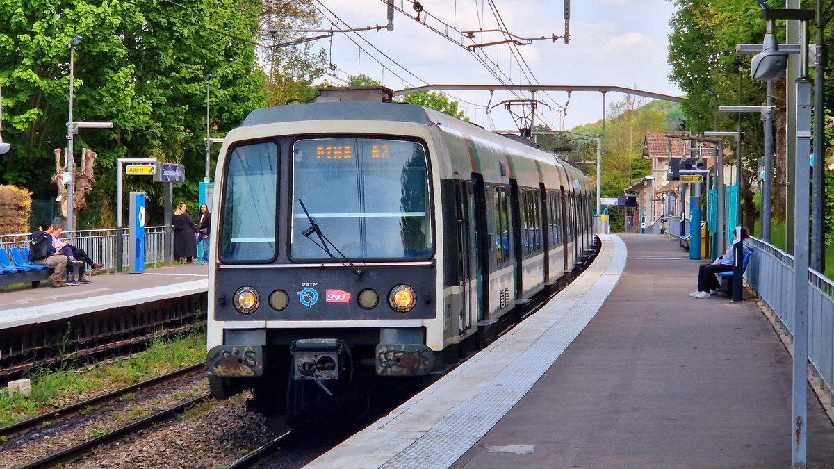 NIdfm's tweet photo. Le RER B et ses MI79/84 au sein de la vallée de Chevreuse.
#RERB #RATP #MI79 #MI84 #IDFM https://t.co/1Q618FPFiD