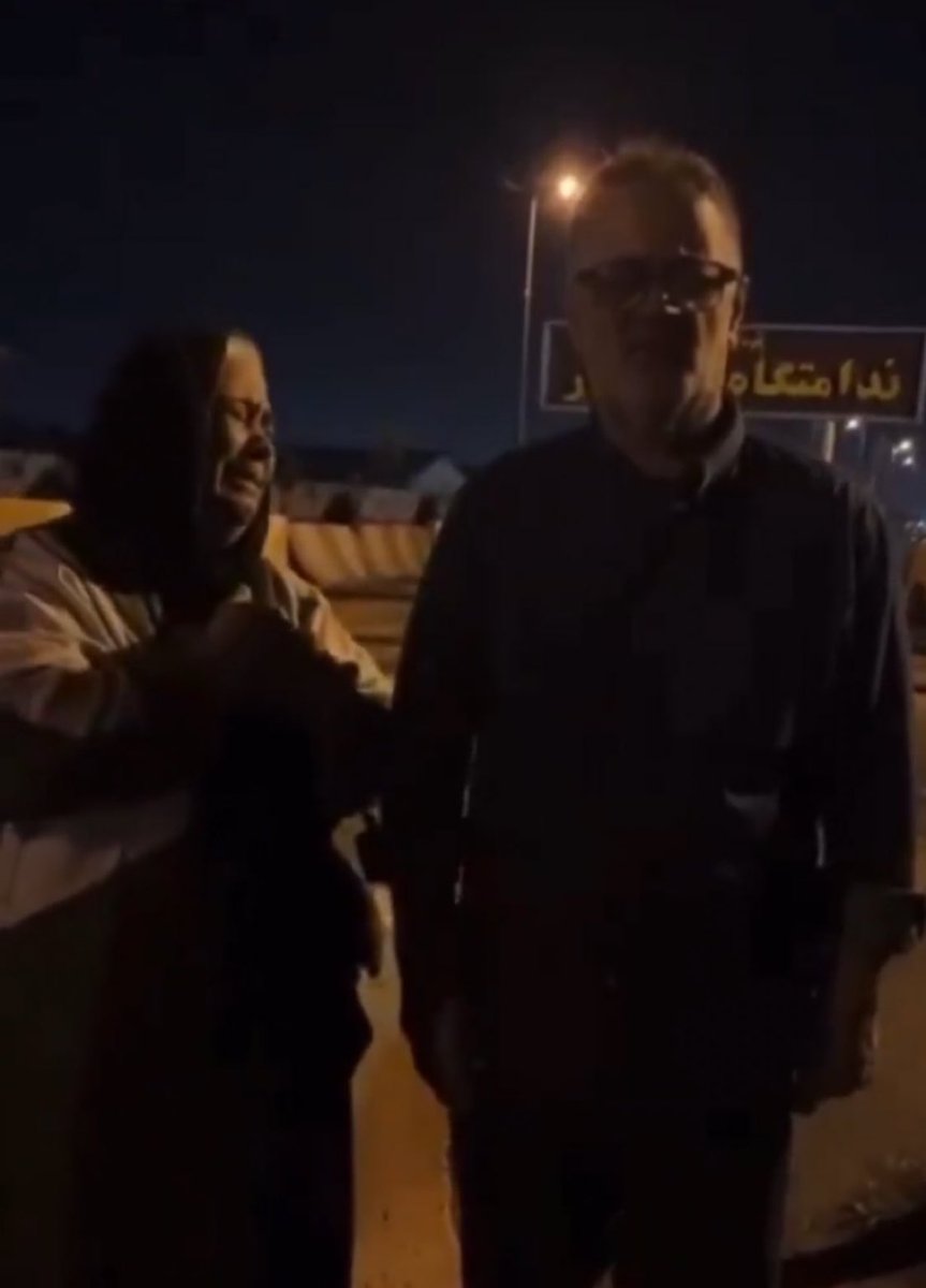 اینجا جمهوری اسلامیه، پدر مادر ها پشت در زندان می ایستن و منتظر خبری از اعدام بچه هاشون می مونن… 

لعنت بهت آخوند.

#محسن_لنگرنشین