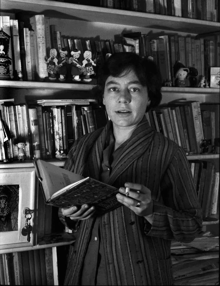 "Pero hoy y mañana y siempre repito que sólo es posible vivir si en la casa del corazón arde un buen fuego."  
"Diarios", Alejandra Pizarnik