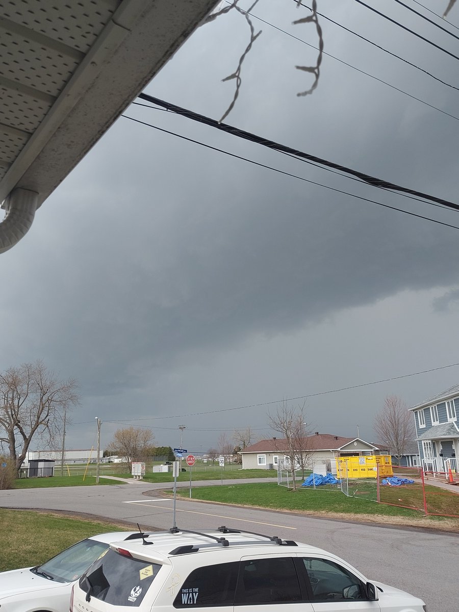 driftersig's tweet photo. #onstorm  just outside YOW right now. Rolling thunder and winds https://t.co/FRwbgZCTe9