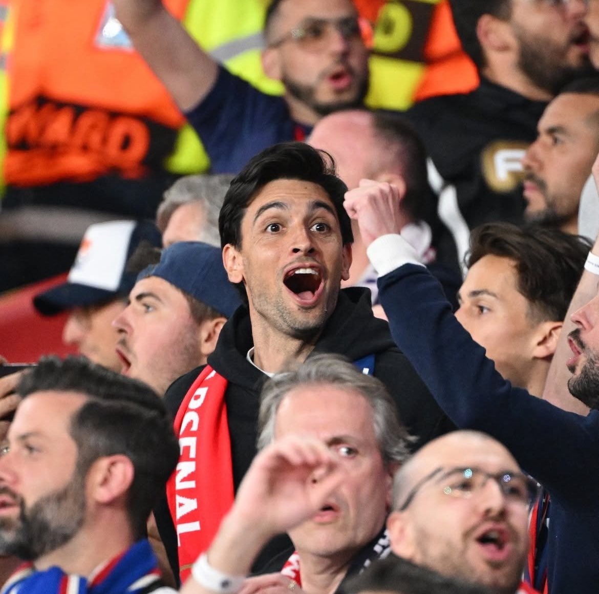 Cette photo résume toute la passion d’un supporter du PSG. 💪🔴🔵