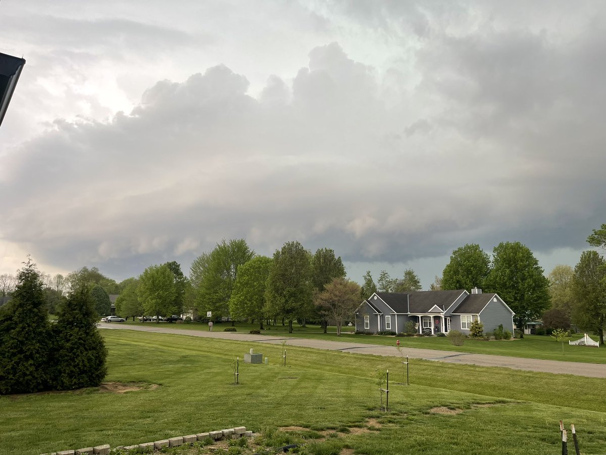 jackedup2010's tweet photo. Current look at warned storm. Lebanon Ohio. @ryanhallyall https://t.co/qT8YFElXKy