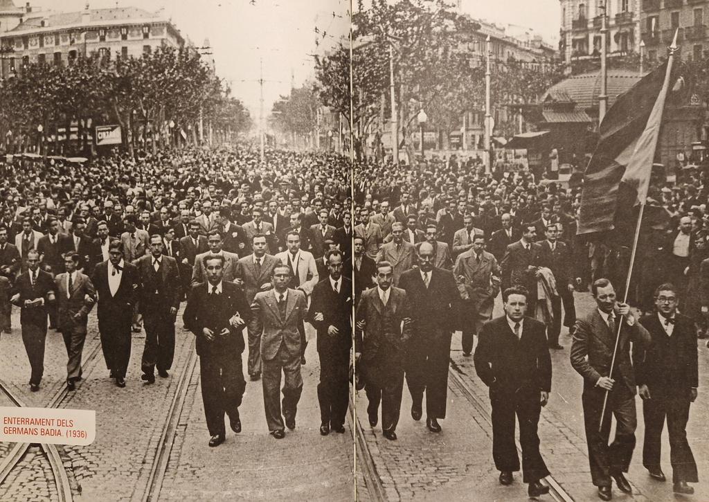 República de les Lletres (@deleslletres) on Twitter photo Impressionant fotografia de l'enterrament dels germans Badia, el 30 d'abril de 1936, publicada a "Història del Catalanisme" de <a href="/LluisDuran3/">Lluís Duran</a> <a href="/PublAMontserrat/">Publicacions de l'Abadia de Montserrat</a>. Impressionant fotografia de l'enterrament dels germans Badia, el 30 d'abril de 1936, publicada a "Història del Catalanisme" de <a href="/LluisDuran3/">Lluís Duran</a> <a href="/PublAMontserrat/">Publicacions de l'Abadia de Montserrat</a>.