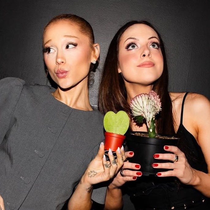 sboficial's tweet photo. Cat Valentine e Jade West juntas em novas fotos. https://t.co/RqAmyNP20j